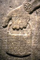 Issue de l'écriture cunéiforme sumérienne.