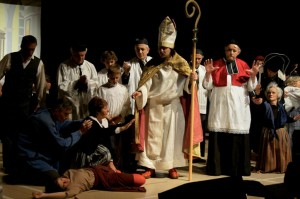 Le 1er mai 1864 dans l’église de Morzine lors de la visite de l’évêque Monseigneur Magnin venu pour la Confirmation : 80 femmes « possédées » se sont révoltées au cours de la cérémonie, réclamant des exorcismes qu’il refusait, lui arrachant son anneau, renversant les huiles saintes, etc… La scène reproduit le célèbre tableau peint par l’artiste – et maire de l’époque, Laurent Baud.