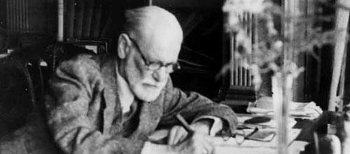 Freud à sa table de travail.